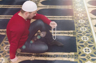 Müslüman adam Kuran 'ı, Kuran' ı, Kuran 'ı, İslam dinini okuyor.