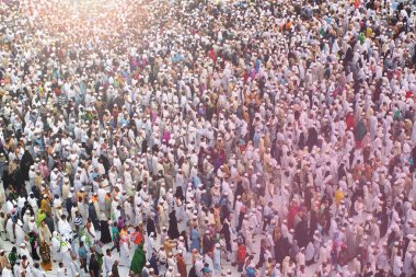 Müslüman adam Kuran 'ı, Kuran' ı, Kuran 'ı, İslam dinini okuyor.