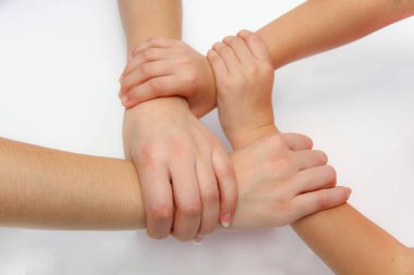 Anne ve kızı birlikte, el ele tutuşarak portre