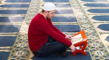 Müslüman delikanlı İslam namaz gösterilen