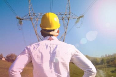 Elektrik santralinde duran erkek mühendis.