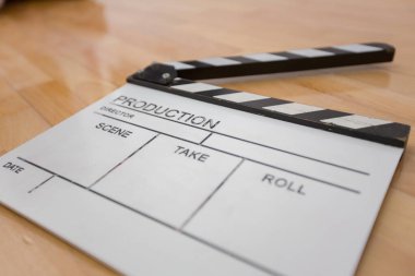 Ahşap arka planda film alkışı, sinema konsepti