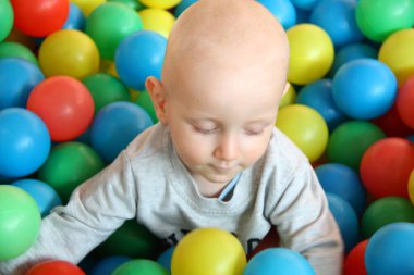 Güzel erkek bebek oyun alanında oynuyor.