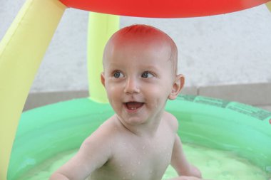 İki aylık yeni doğan erkek bebek zevk