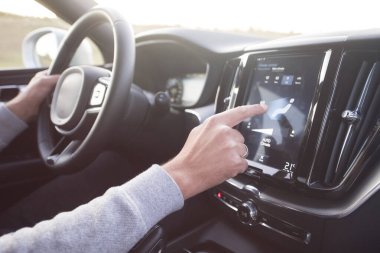 Adam araba kullanırken navigasyon sistemini kullanıyor. Taşıma, en eski