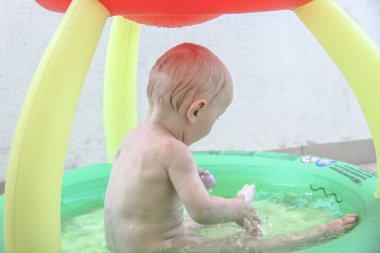 İki aylık yeni doğan erkek bebek zevk