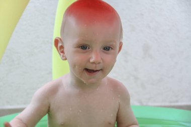 İki aylık yeni doğan erkek bebek zevk