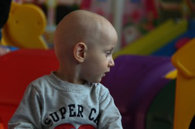 Güzel erkek bebek oyun alanında oynuyor.