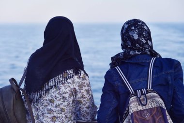 Gün batımını izleyen iki bayanın arkası.