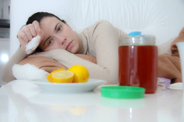 Genç hasta kadın yatakta yatıyor.