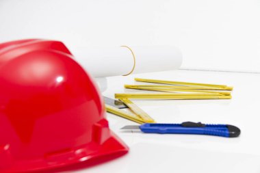 Renkli kask ve inşaat çizimleri ve tanıklarımız için Araçlar