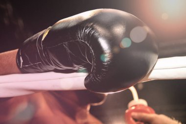 Maç sırasında profesyonel boksör, dövüş için hazırlanıyor, kapat