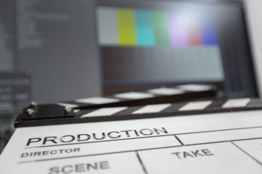 Arka planda film alkışlaması ve düzenleme odası