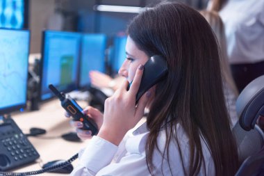 Güvenlik görevlisi Ro 'daki modern güvenlik kameralarını izliyor.