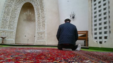 Müslüman adam camide namaz kılıyor.