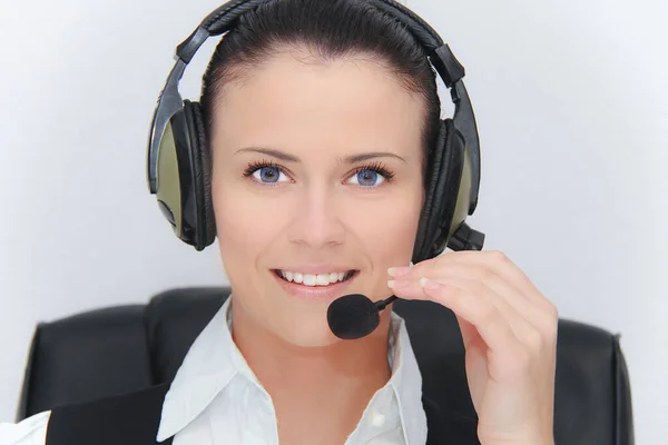 Operadora de atención al cliente femenina con auriculares —  Fotos de Stock