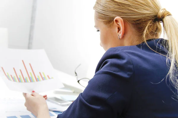 Mujer de negocios analizando gráficos de inversión con calculadora y l —  Fotos de Stock