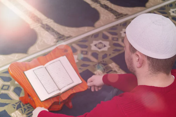 Moslimman reciterend uit heilig boek Koran, koran, islamitische religie — Stockfoto
