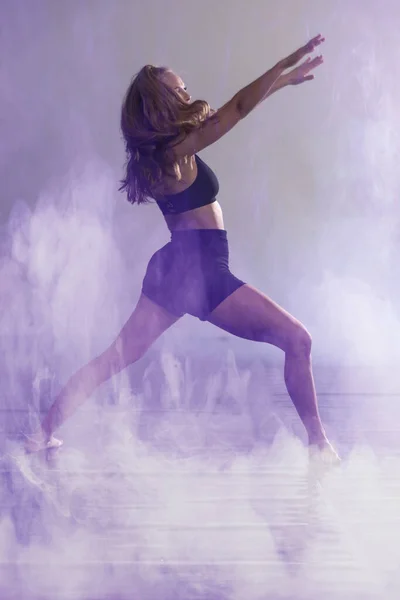 Joven bailarina moderna bailando en el estudio. Deporte, baile y ur —  Fotos de Stock