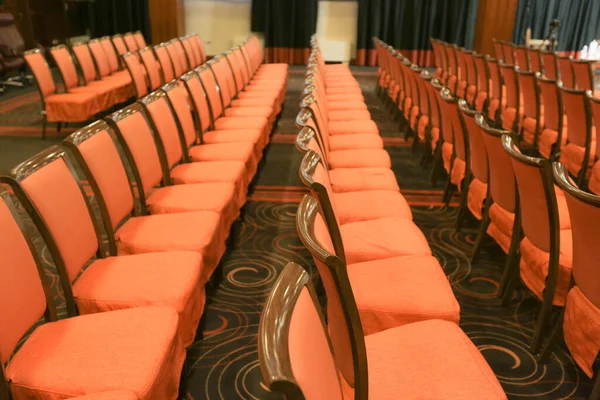 Sala de conferencias o sala de seminarios, fila de asientos vacíos en el auditorio —  Fotos de Stock