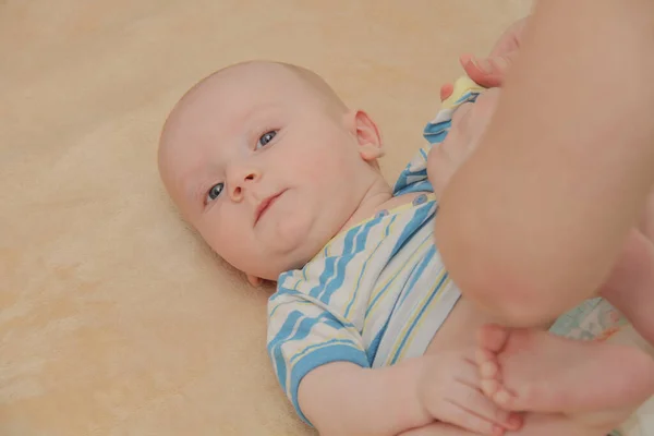 Két hónapos újszülött baba férfi élvezi — Stock Fotó