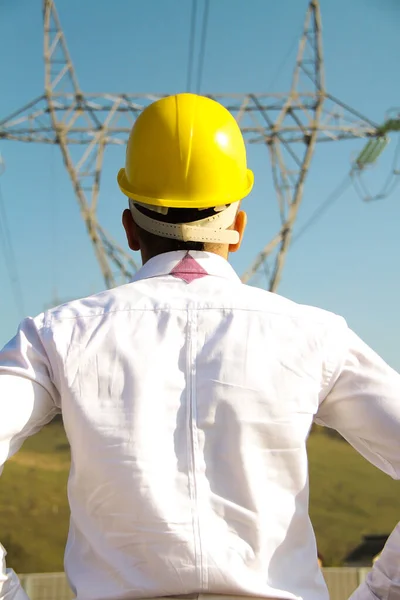 Мужчина инженер, стоящий на электростанции — стоковое фото