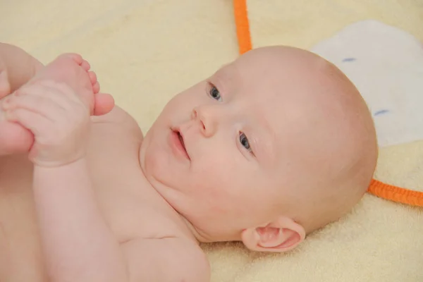 Dois meses de idade recém-nascido do sexo masculino bebê desfrutando — Fotografia de Stock