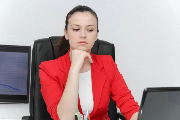 Mujer de negocios bonita analizando gráficos de inversión con calculato —  Fotos de Stock