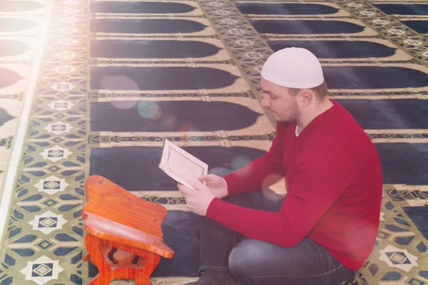 Muslim membaca dari kitab suci Qur 'an, Qoran, Islam religio — Stok Foto