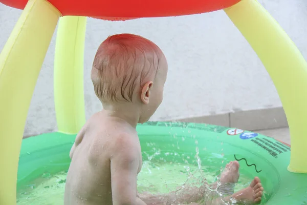 Красивий однорічний хлопчик грає у басейні — стокове фото
