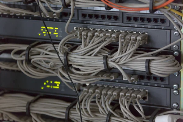 Servidores montados en rack en una sala de servidores, de cerca — Foto de Stock