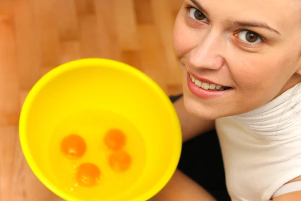 Vista Superior Una Mujer Sosteniendo Tazón Amarillo Con Huevos — Foto de Stock