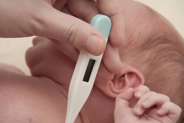 Meting van de temperatuur van baby 's in thermometer — Stockfoto