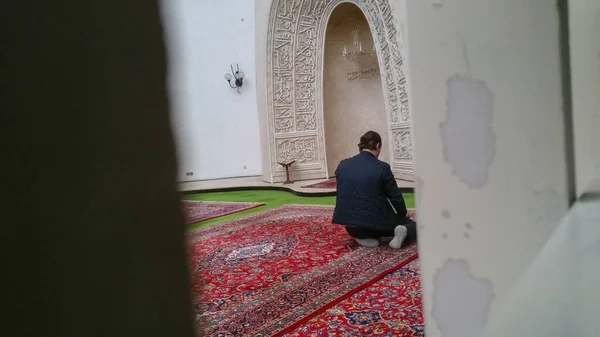 L'homme musulman prie dans la mosquée — Photo