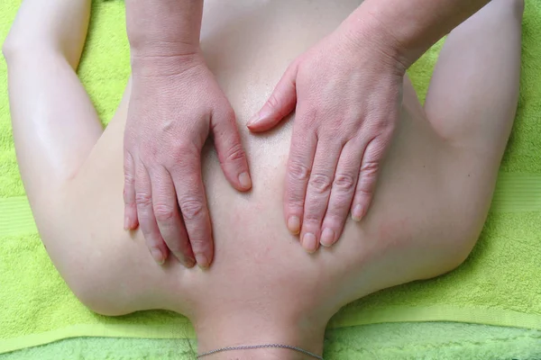 Relaxační masáž v krásném moderním lázeňském salonu — Stock fotografie