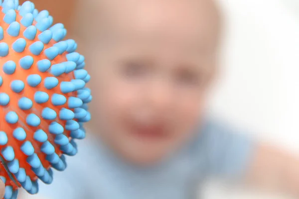 Ein Jahr Baby schaut Zeichentrickfilme im Fernsehen und spielt — Stockfoto