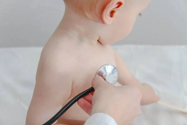 Niño enfermo de un año de edad en la joven doctora —  Fotos de Stock