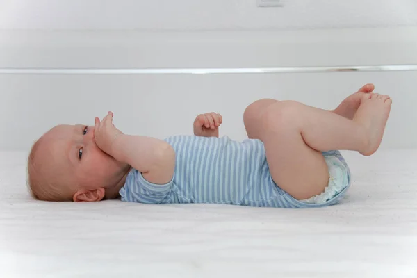Un anno bambino ragazzo che gioca nel letto — Foto Stock