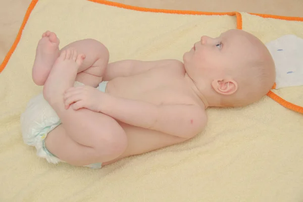 Двухмесячный новорожденный мальчик наслаждается — стоковое фото