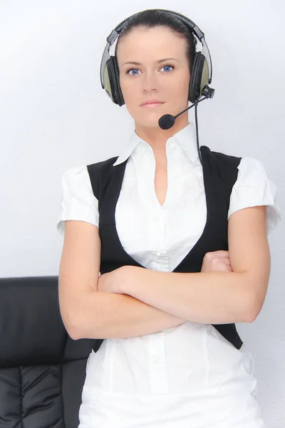 Opérateur de soutien à la clientèle féminin avec casque — Photo