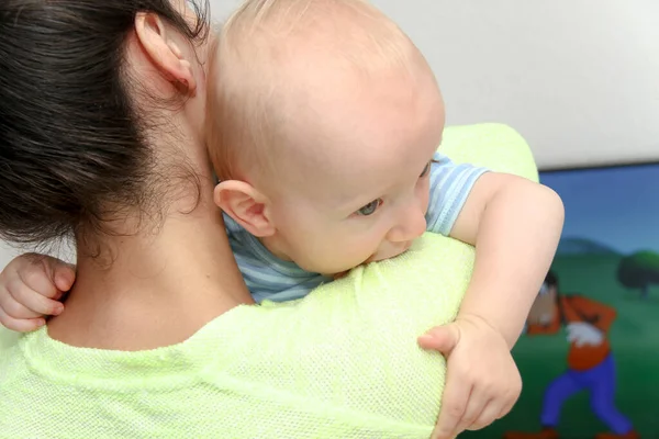 Moeder en een jaar baby jongen genieten van het spelen — Stockfoto