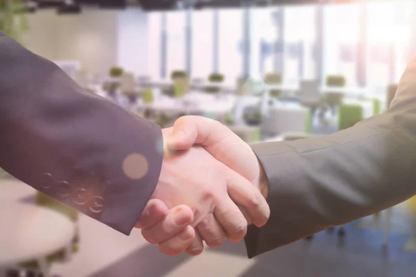 Negocio y concepto de oficina - hombre de negocios estrechando las manos cada oth — Foto de Stock