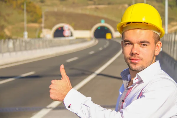 Ingeniero joven cerca del túnel — Foto de Stock