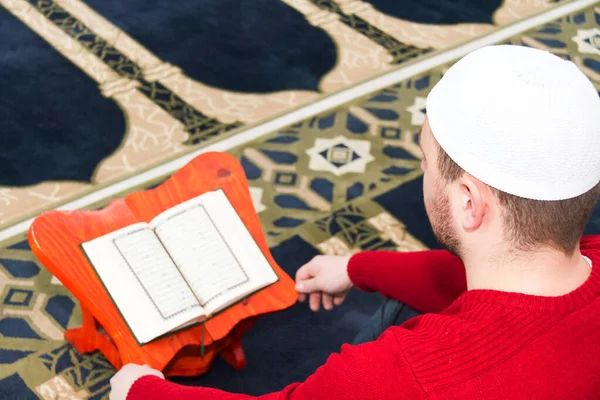 Hombre joven musulmán mostrando la oración islámica — Foto de Stock