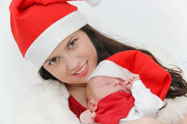 Gelukkig moeder met mannelijke baby dragen kerst hoeden — Stockfoto