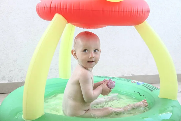 Szép baby boy, öt hónapos játék — Stock Fotó