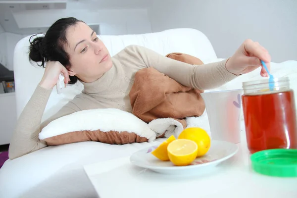 Mujer enferma joven acostada en la cama — Foto de Stock