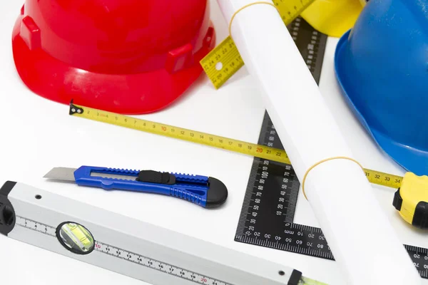 Capacetes coloridos e ferramentas para desenhos de construção e buildin — Fotografia de Stock