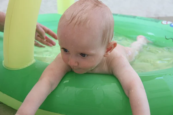 Schöner einjähriger Junge spielt im Schwimmbad — Stockfoto