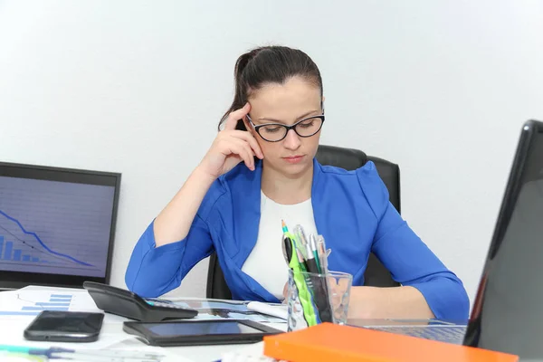 Mujer de negocios bonita analizando gráficos de inversión con calculato —  Fotos de Stock